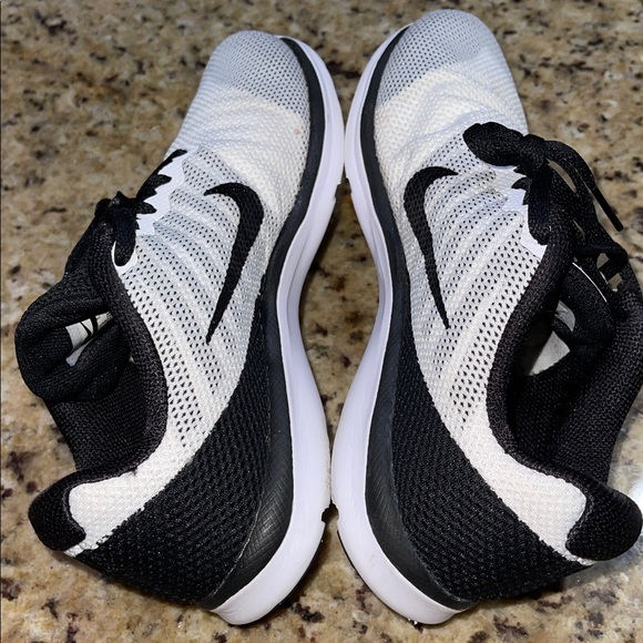 Nike Training Lightweight Mesh Sneakers in White and Black - Picture 5 of 12
